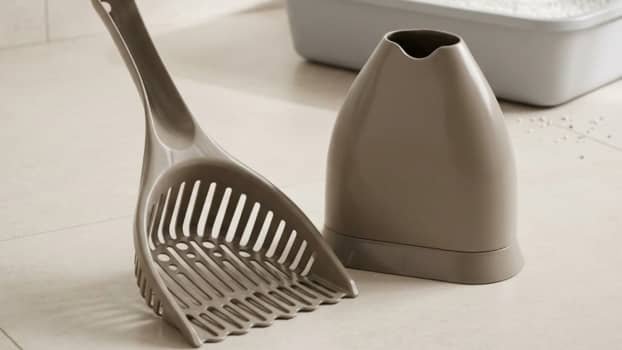 cat litter scoop with holder and enclosed storage container